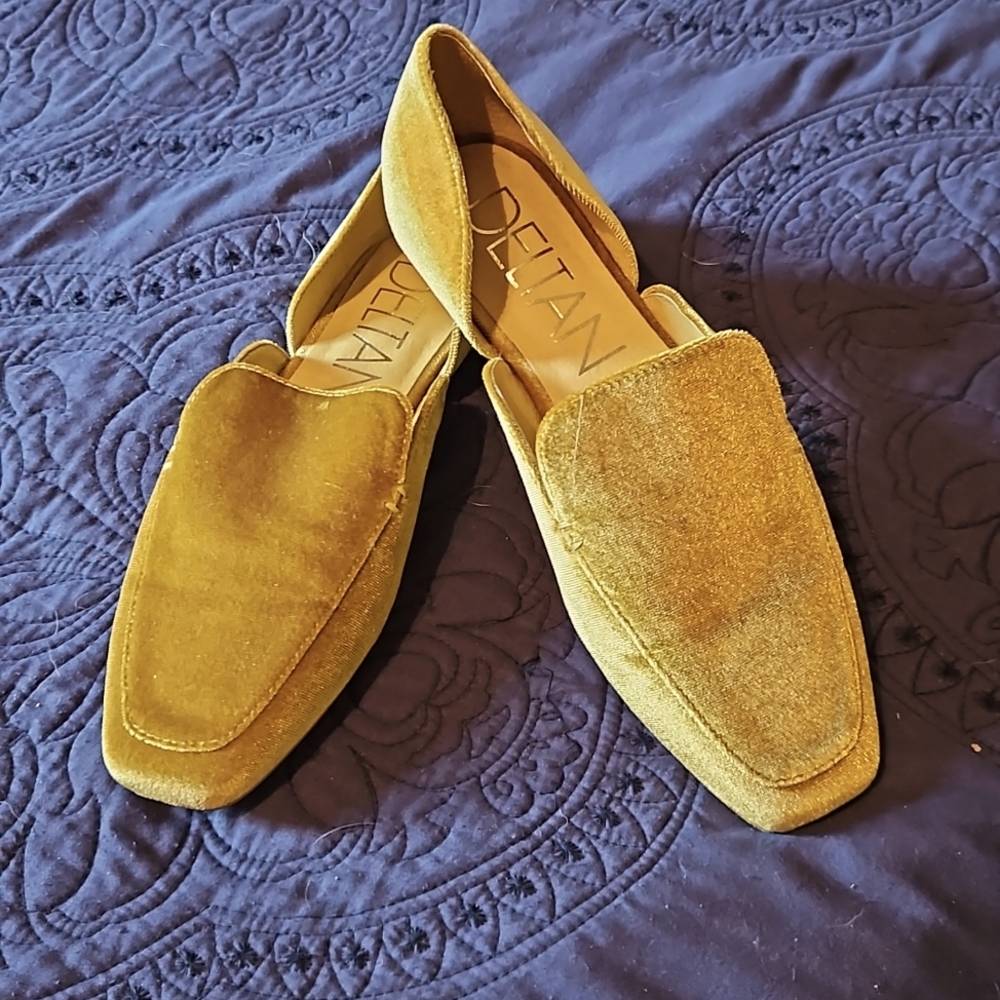 Delta Gold velvet flats
